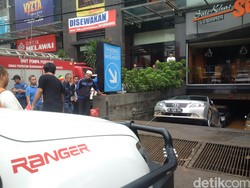 Offroader Bantu Evakuasi, Camry di Kemang Square Berhasil Ditarik Keluar