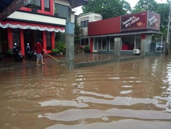Banjir di Jalan Kemang Selatan 8 Surut, Warga Bersih-bersih