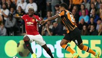 Paul Pogba berusaha melewati Tom Huddlestone. Scott Heppell/Reuters/detikFoto.