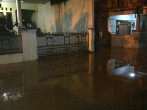 Tolong! Banjir 1 Meter di Kampung Makassar Jaktim, Belum Ada Petugas