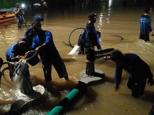 Petugas Kerahkan Pompa, Banjir di Kemang Jaksel Perlahan Surut