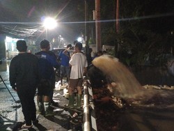 Dini Hari, Petugas Masih Berjibaku Tangani Banjir di Jalan Kemang Selatan 8