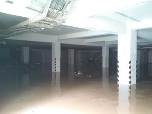 Gelap dan Berlumpur, Begini Penampakan Basement Kemang Square yang Terendam Banjir