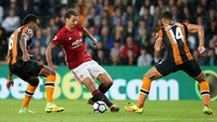Zlatan Ibrahimovic berusaha melewati Tom Huddlestone dan Jake Livermore dalam pertandingan yang dihelat di KCOM Stadium, Sabtu (27/8/2016). Scott Heppell/Reuters/detikFoto.