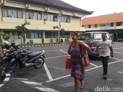 Polisi Menolak Perempuan Asing yang Ingin Besuk Sara Connor