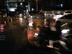 Kali Krukut Meluap Juga Berimbas Genangan di Jalan Kapten Tendean, Lalin Tersendat