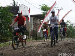 Protes Jalan Rusak di Banyuwangi, Warga Bersepeda Keliling Kampung