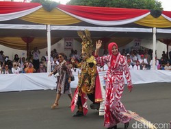 So Sweet, Ketika Menteri Susi Pudjiastuti Jongkok Demi Menolong Anak Kecil