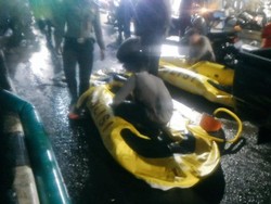 Bantu Evakuasi Warga, Kapolres Jaksel Turun ke Lokasi Banjir di Kemang