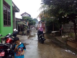 Banjir di Kampung Makasar Surut, Warga Mulai Bersih-bersih Rumah