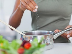 Dengan 4 Cara Ini, Anda Bisa Kurangi Pemakaian Garam Saat Memasak