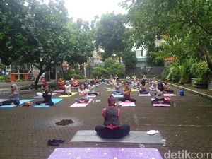 Duh! Gara-gara Kentut, Bunda Ini Jadi Kapok Yoga