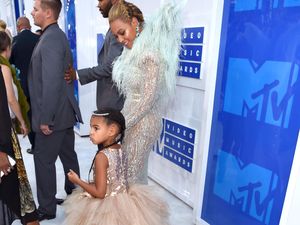 Mischka Aoki, Desainer Asal Indonesia Rancang Baju Blue Ivy di MTV VMA 2016 Mischka Aoki, Desainer Asal Indonesia Rancang Baju Blue Ivy di MTV VMA 2016