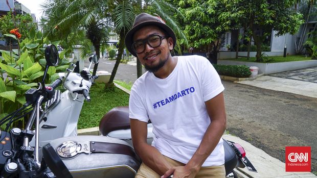 Penyiar radio, pembawa acara sekaligus alih suara, Imam Darto. (CNN Indonesia/M. Andika Putra)