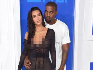 Hot Couple! Kanye West dan Kim K Tampil Black and White di VMA 2016 Hot Couple! Kanye West dan Kim K Tampil Black and White di VMA 2016