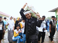 Saat Bupati Dedi Bersepeda Sambil Merazia Pelajar yang Merokok dan Bawa Motor