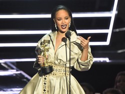 Tips Pakai Lipstik ala Rihanna: Memulaskan Eyeliner Hitam di Seluruh Bibir