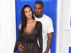 Kanye West Rilis Perhiasan Emas yang Pernah Dipakai Kim Kardashian