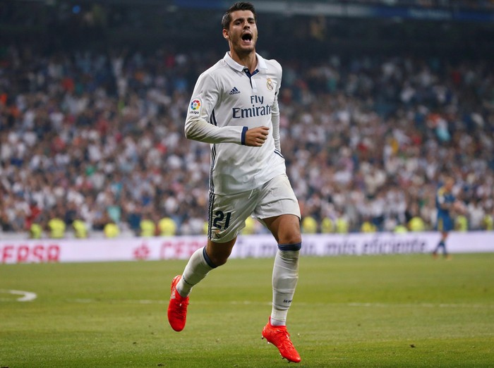 Football Soccer - Spanish Liga Santander - Real Madrid v Celta Vigo- Santiago Bernabeu, Madrid, Spain 27/08/16.  Real Madrid's Alvaro Morata celebrates his goal. REUTERS/Andrea Comas