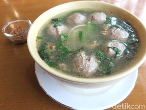 Boogie Bogor: Bersantai Sambil Ngemil Bakso Bumbu Rujak yang Hangat Gurih
