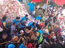 Ribuan Warga Berebut Sembako Gratis di Klenteng Eng An Kiong