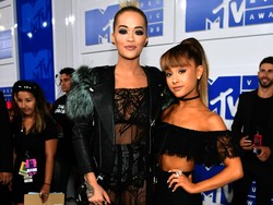 Double Trouble! Gaya Seksi Rita Ora dan Ariana Grande di VMA 2016