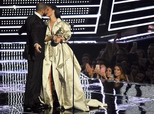 Putus (Lagi) dari Rihanna, Drake Pacari Model Seksi Putus (Lagi) dari Rihanna, Drake Pacari Model Seksi
