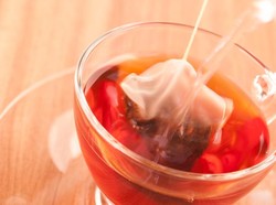 Jangan Rendam Kantong Teh Celup Dalam Air Panas Terlalu Lama, Ini Sebabnya