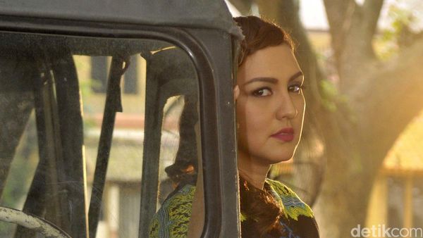 Senja Bersama Donna Agnesia di Antara Mobil Perang