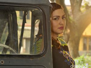 Senja Bersama Donna Agnesia di Antara Mobil Perang