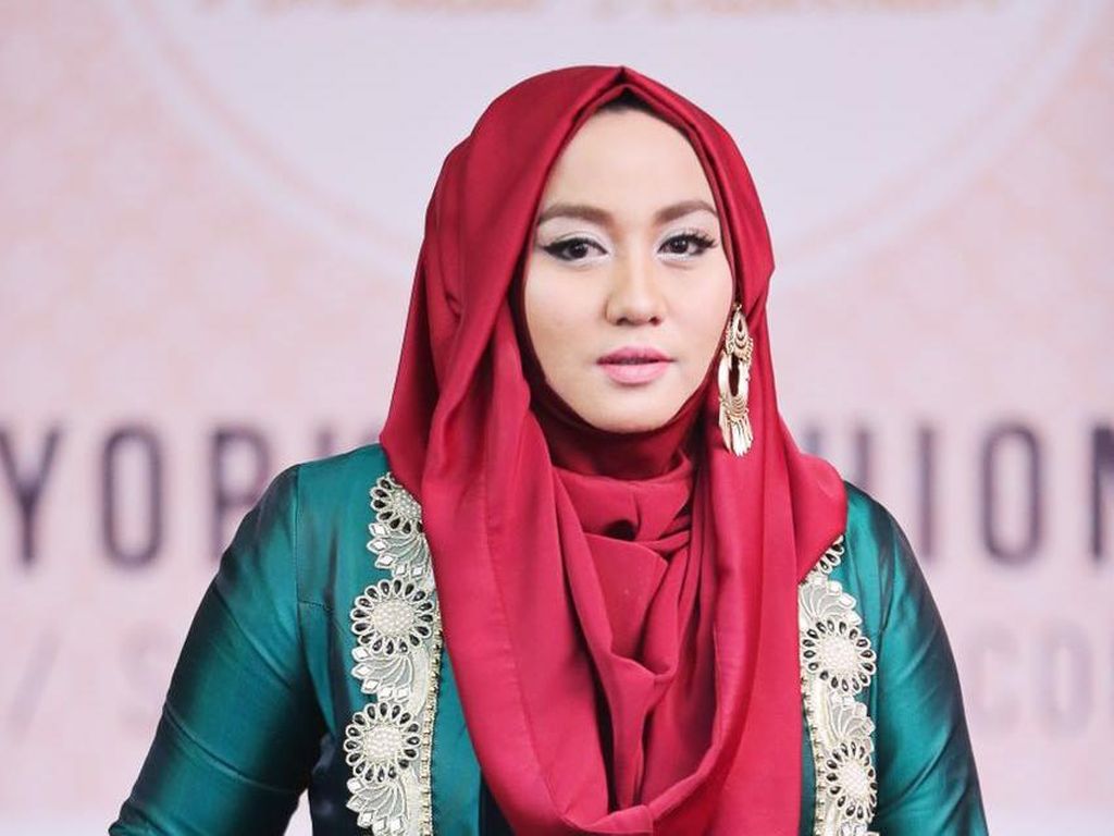 Anniesa Hasibuan Jadi Desainer Hijab Indonesia Pertama yang Tampil di NYFW Anniesa Hasibuan Jadi Desainer Hijab Indonesia Pertama yang Tampil di NYFW