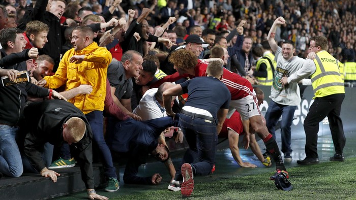 Cerita Fellaini Menyelamatkan Seorang Wanita dari Himpitan Kerumunan Suporter