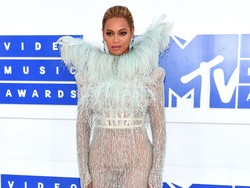 Selebriti Berbusana Terbaik di MTV Video Music Awards 2016