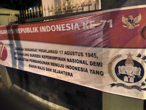 Ada Spanduk HUT RI Suksesi Kepemimpinan Nasional di Kantor Dinas Sejarah TNI AD