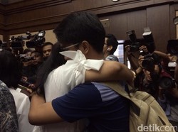Dituntut 6 Tahun Penjara, Damayanti Menangis dan Peluk Kedua Anaknya