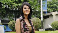 Pesona Farah Quinn Berbusana Etnik
