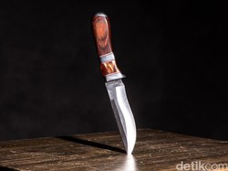 Glek! Kena Gangguan Makan Tak Lazim, Pria Ini Gemar Telan Pisau