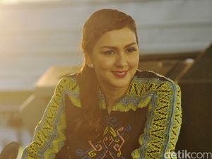 Cantiknya Donna Agnesia Saat Sedang Bikin Macaroni Schotel dan Lasagna