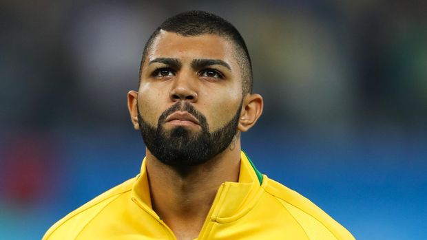 SAO PAULO, BRAZIL - AUGUST 13: Gabriel Barbosa of Brazil stand for the national anthen before the match between Brazil and Colombia mens football quarter final at Arena Corinthians on August 13, 2016 in Sao Paulo, Brazil. (Photo by Alexandre Schneider/Getty Images)