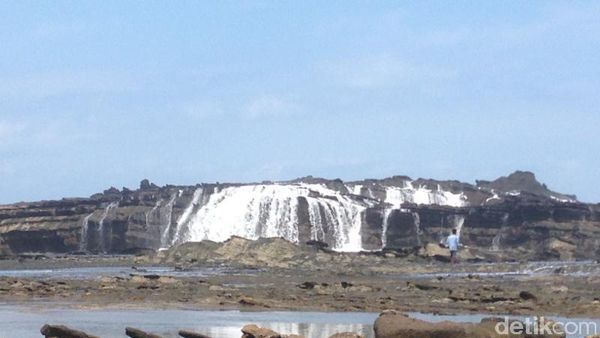 Fenomena Unik di Sawarna: Air Terjun Laut
