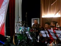 Ketika Menteri Basuki Unjuk Skill Gebuk Drum Bersama Band PUPR