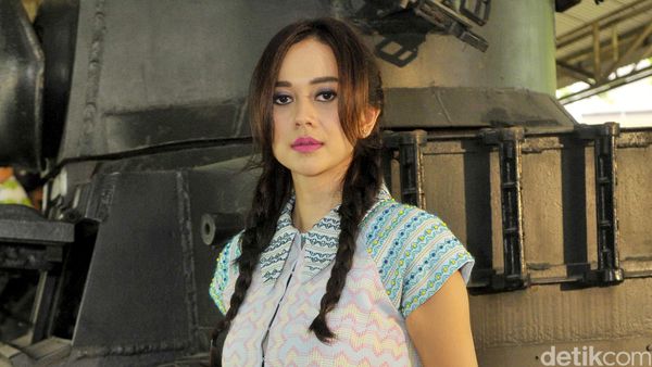 Gaya Aura Kasih Berkepang Dua