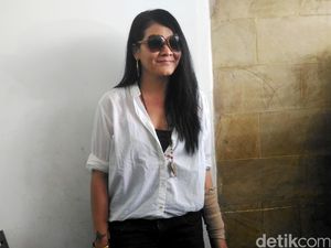 Hanya Bagi yang Butuh! Melanie Subono Bagikan Masker dan Hand Sanitizer