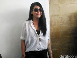 Hanya Bagi yang Butuh! Melanie Subono Bagikan Masker dan Hand Sanitizer