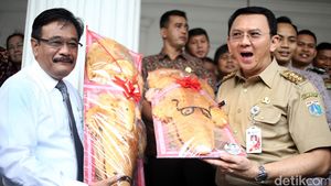 Ahok-Djarot Dilamar dengan Roti Buaya