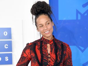 Alicia Keys, Gwen Stefani dan Adam Lavine Nyanyikan Waterfalls Milik TLC