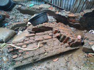 Dibangun Sejak 2001, Tembok Batas Kali Krukut di Gang Minatu Dibangun Swadaya Dibangun Sejak 2001, Tembok Batas Kali Krukut di Gang Minatu Dibangun Swadaya