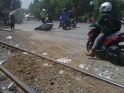 Perbaikan Rel KA di Lamongan Sering Bawa Biker Tergelincir