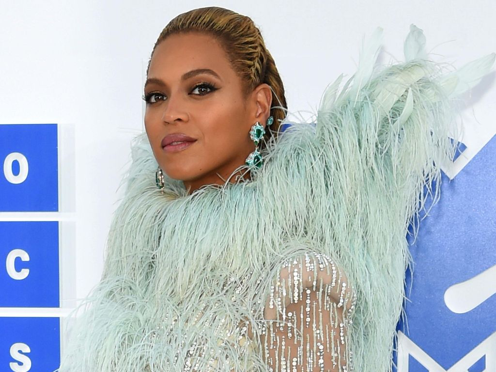 Beyonce Kenakan Gaun Bak Bidadari dan Perhiasan Rp 167 M di VMA 2016