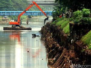 Pengerukan Lumpur di Kanal Banjir Barat
